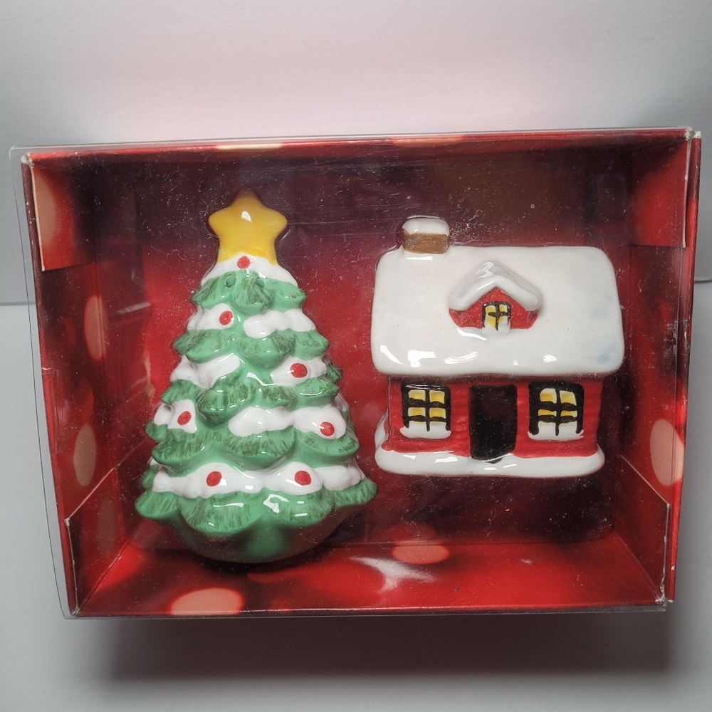 St Nicholas Square Salt Pepper Set Tree Log Cabin Christmas Ceramic New